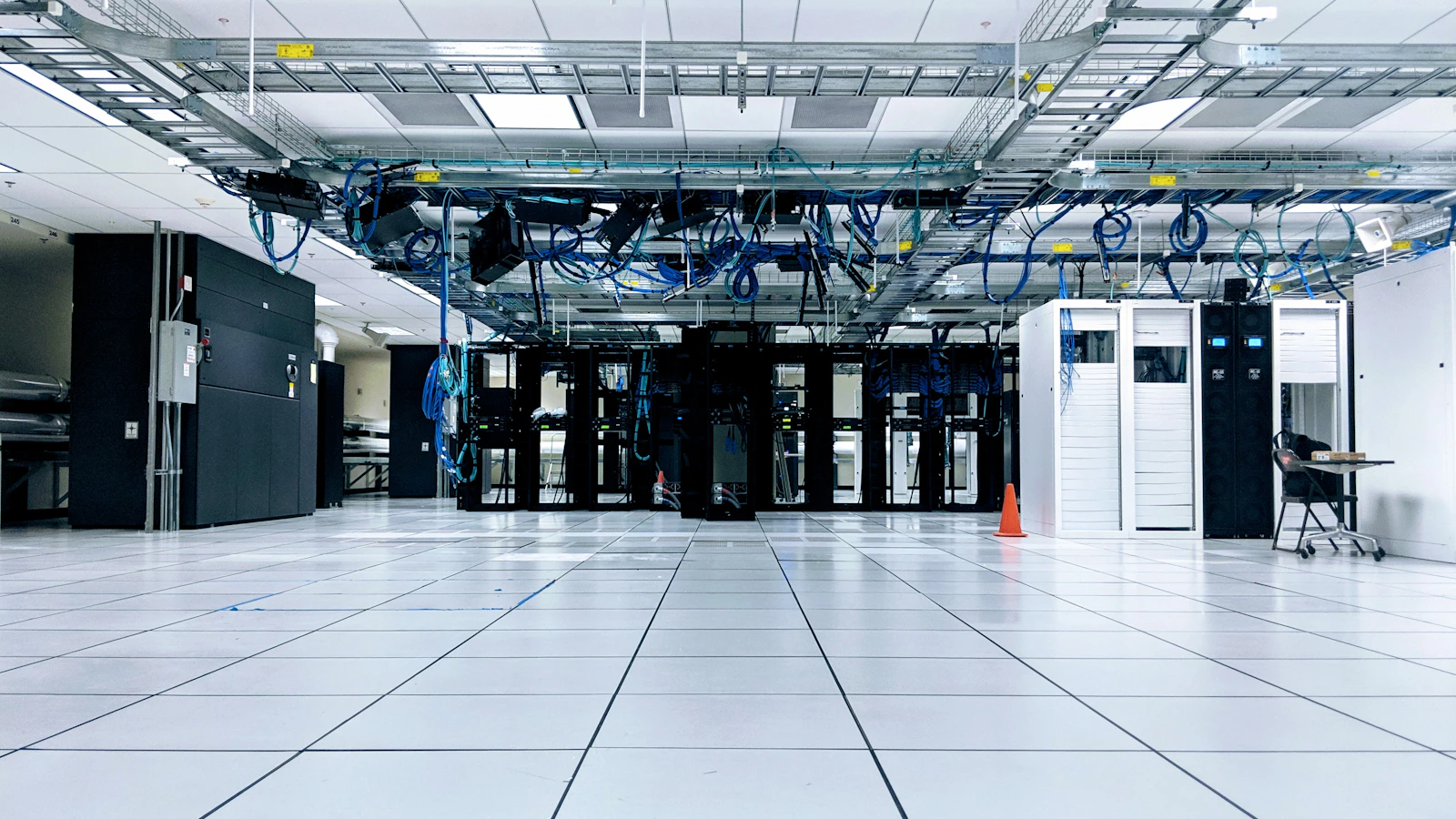 Sala técnica con racks y bandejas de cableado